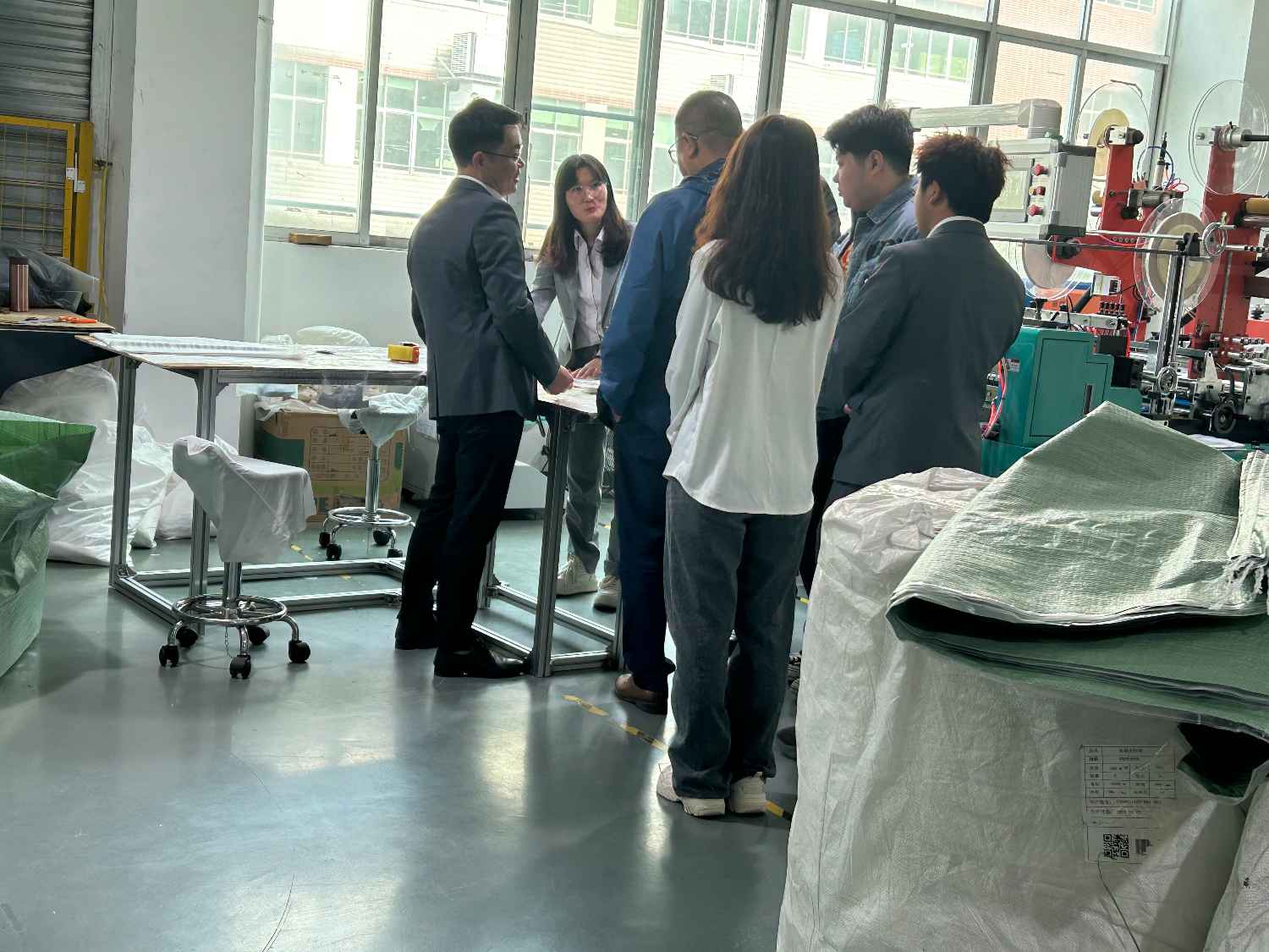 國際合作伙伴深度考察，共謀發(fā)展 —— 外國客戶訪問久信達(dá)科技生產(chǎn)車間(圖3)