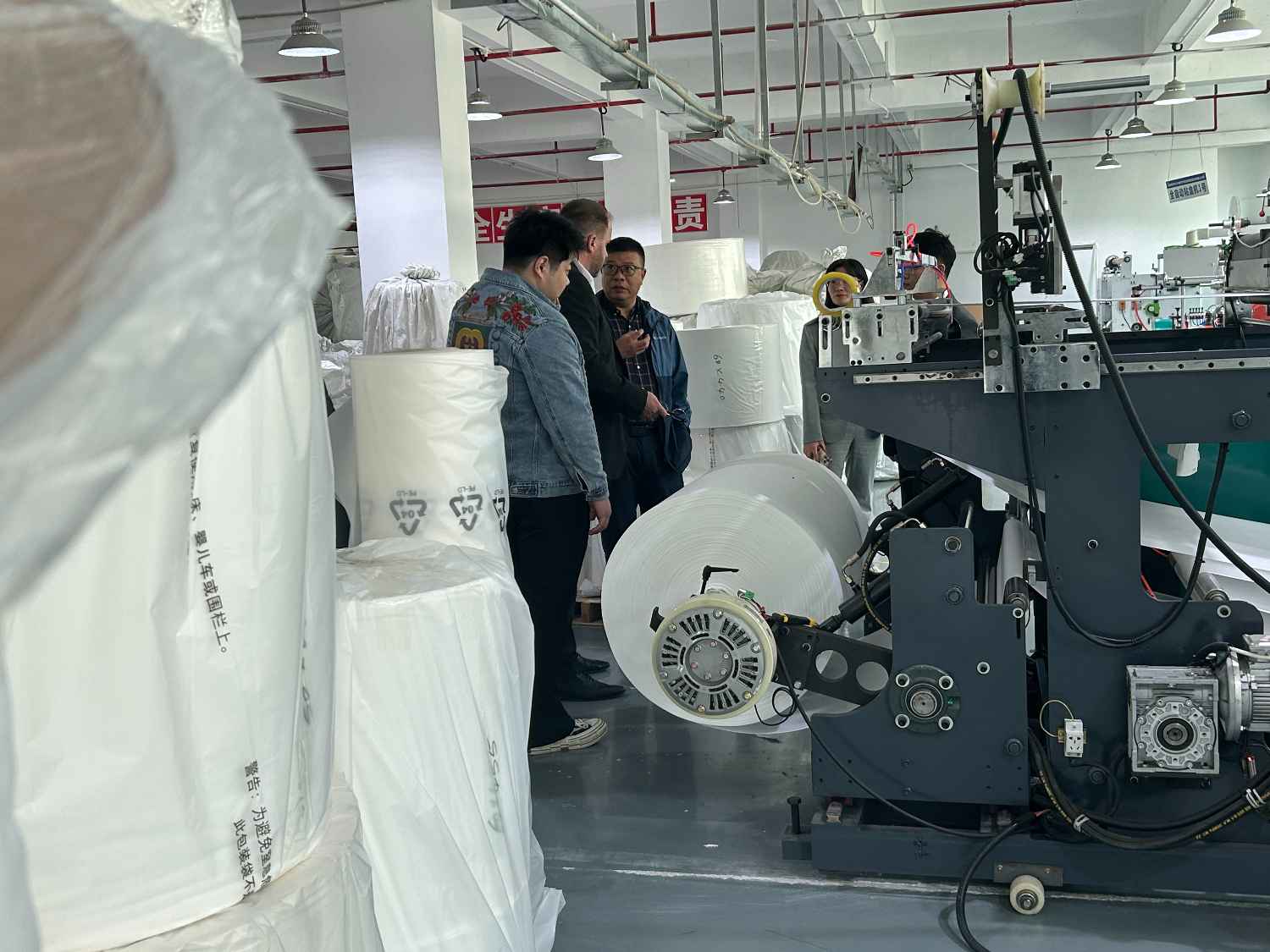 國際合作伙伴深度考察，共謀發(fā)展 —— 外國客戶訪問久信達(dá)科技生產(chǎn)車間(圖4)