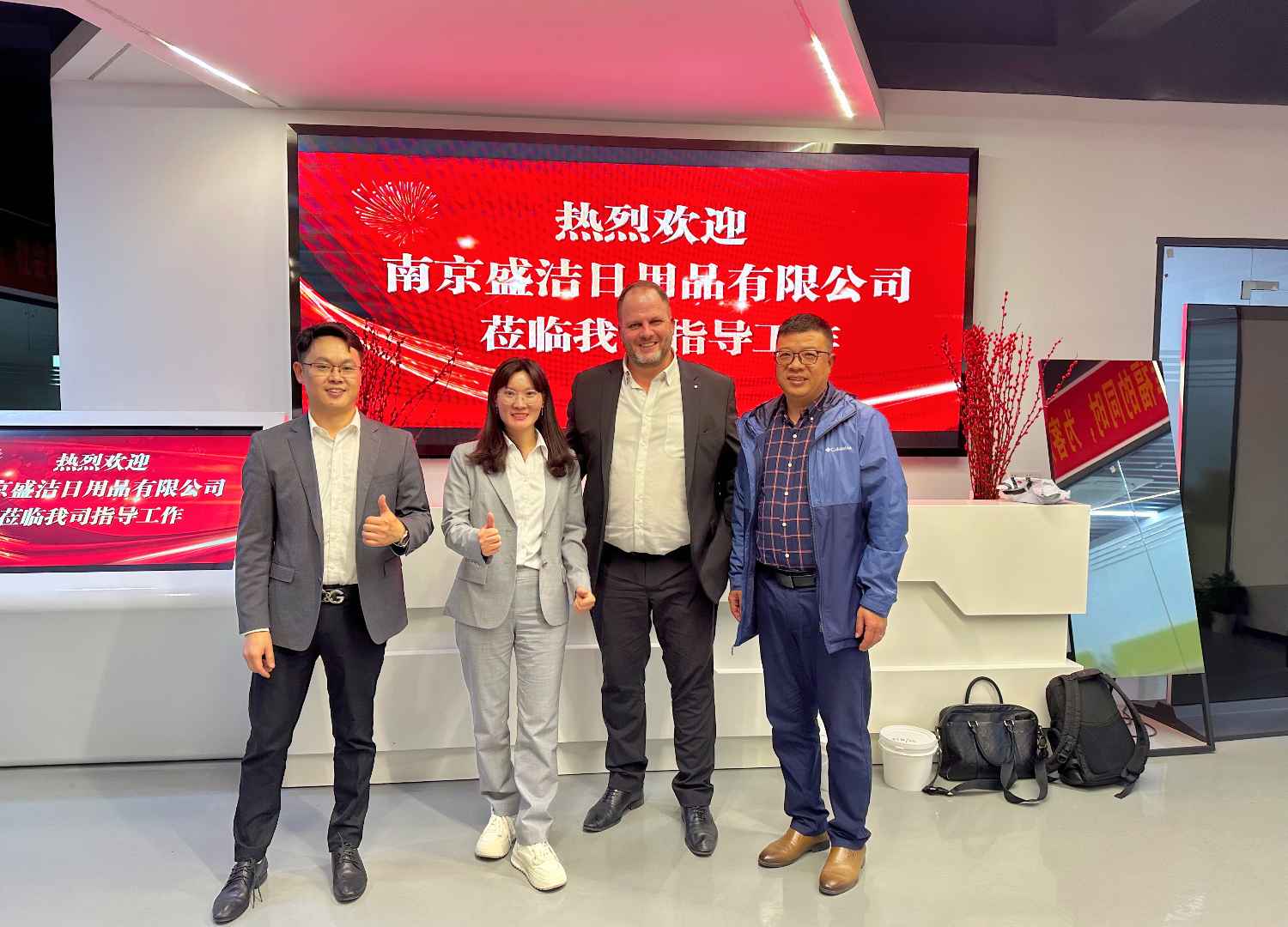國際合作伙伴深度考察，共謀發(fā)展 —— 外國客戶訪問久信達(dá)科技生產(chǎn)車間(圖1)